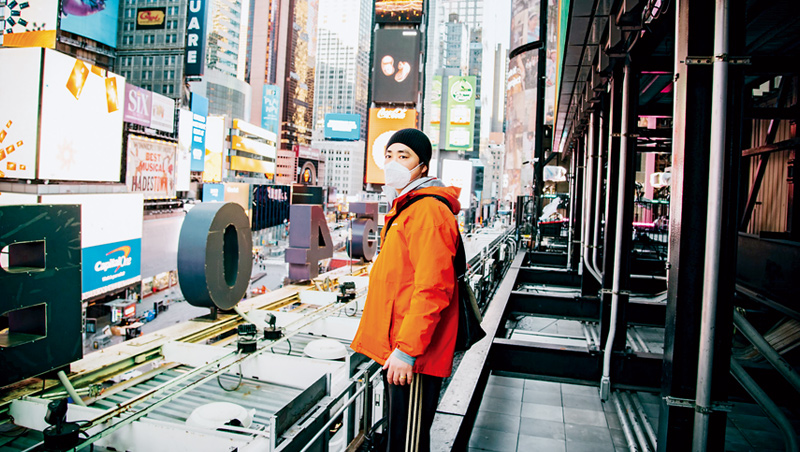 翔琥科技創辦人張中益在跨年前，須巡檢紐約時代廣場電子看板所有設備，確保倒數活動同步，同時還得配合防疫措施。